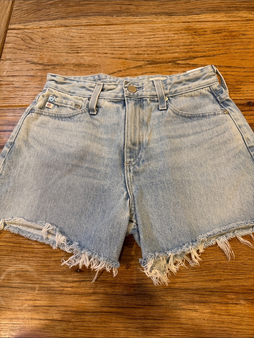 AG size 26 Alexis shorts 4 inch like new